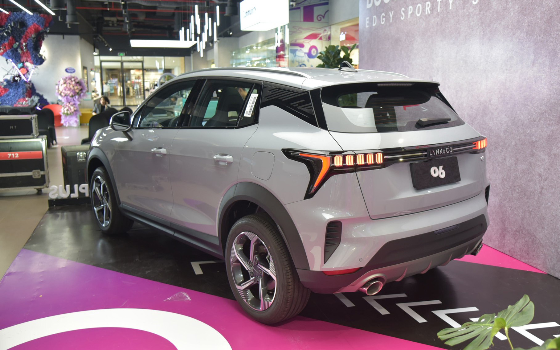 Nội thất Lynk & Co 06 Core Plus Trang bị bên trong Core Plus bị lược bỏ nhiều tiện ích