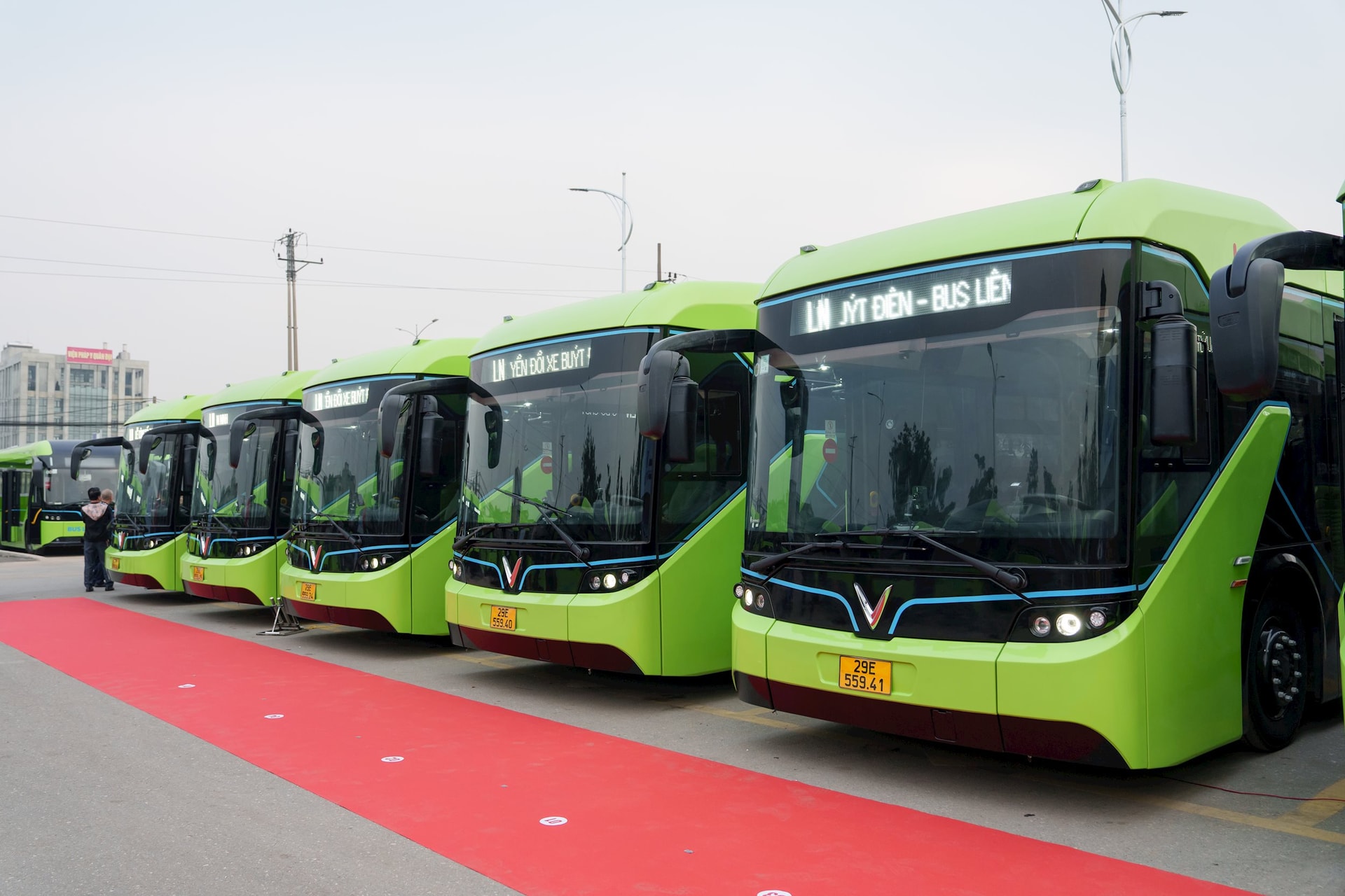 Lô xe buýt điện màu trắng xanh vận hành tại Hà Nội