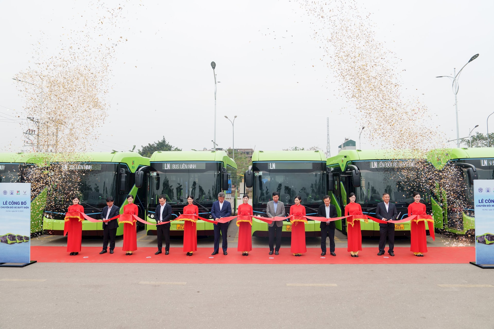 Buổi lễ bàn giao xe buýt điện tại Hà Nội